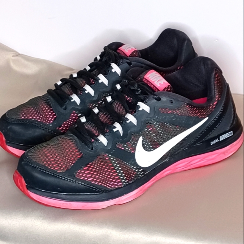 NIKE Dual Fusion 3.. Pink/Black Women's running shoe..Size 7.5 US #653594-003